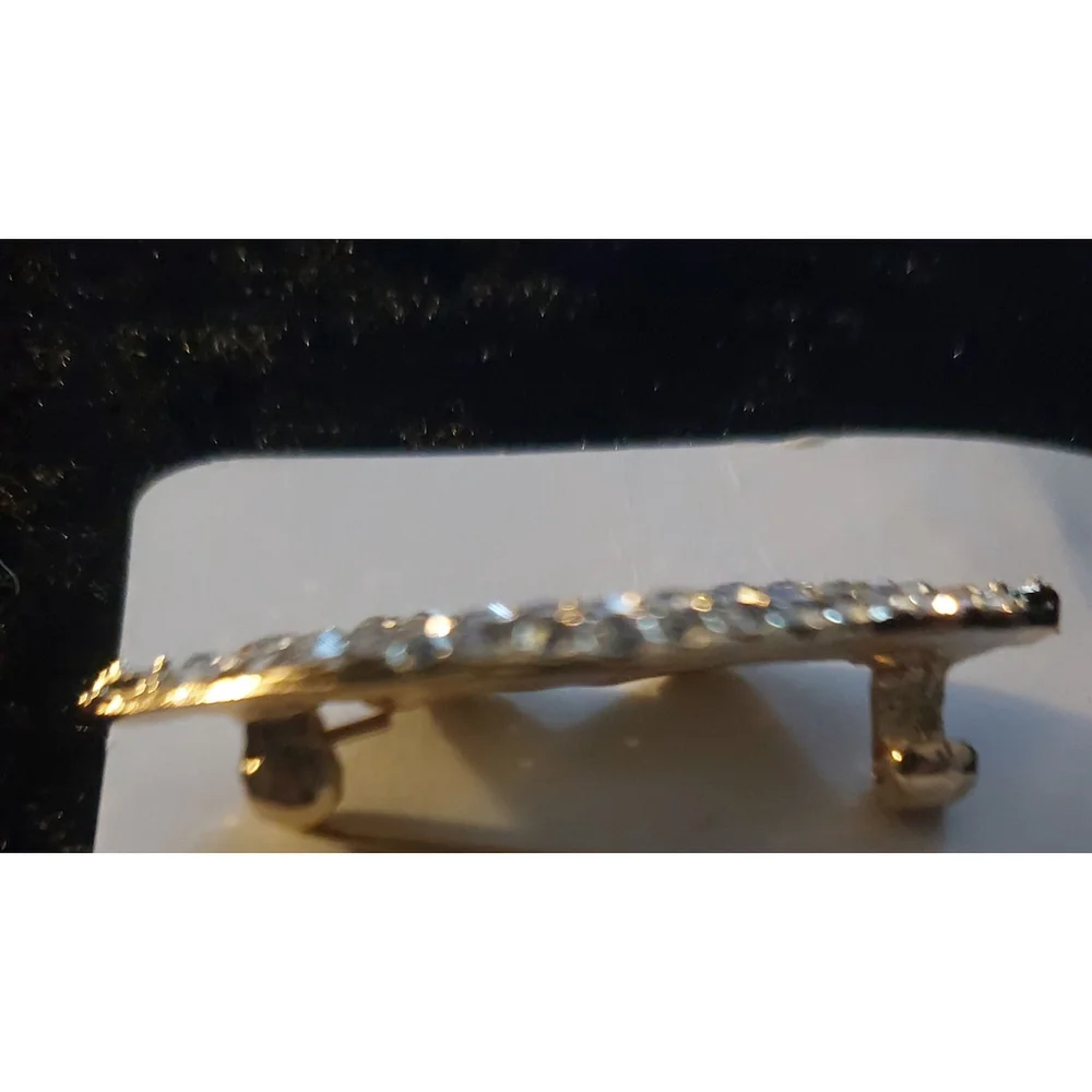 Kiss Me with this Cute Silver Rhinestone Lips Brooch